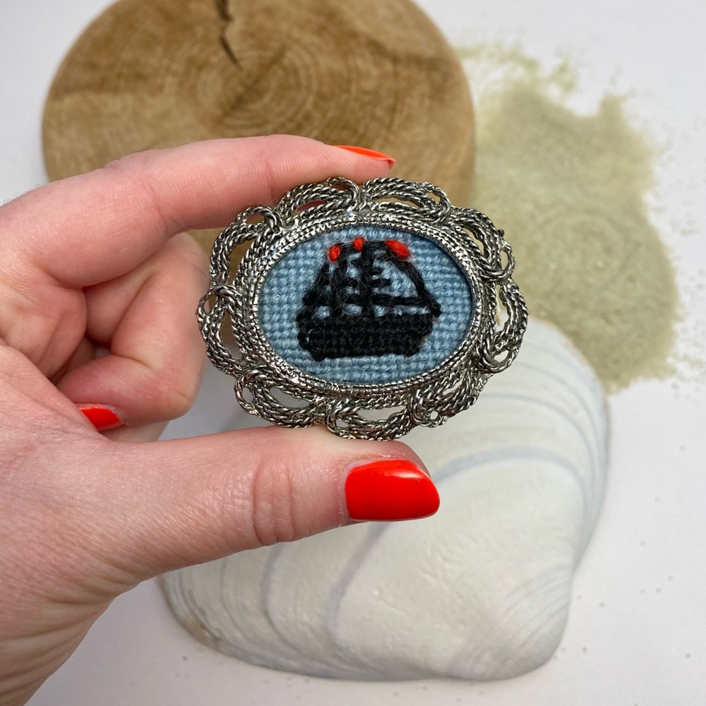 Gorgeous Vintage Handmade Needlepoint Brooch & Pendant - Picture 3 of 7